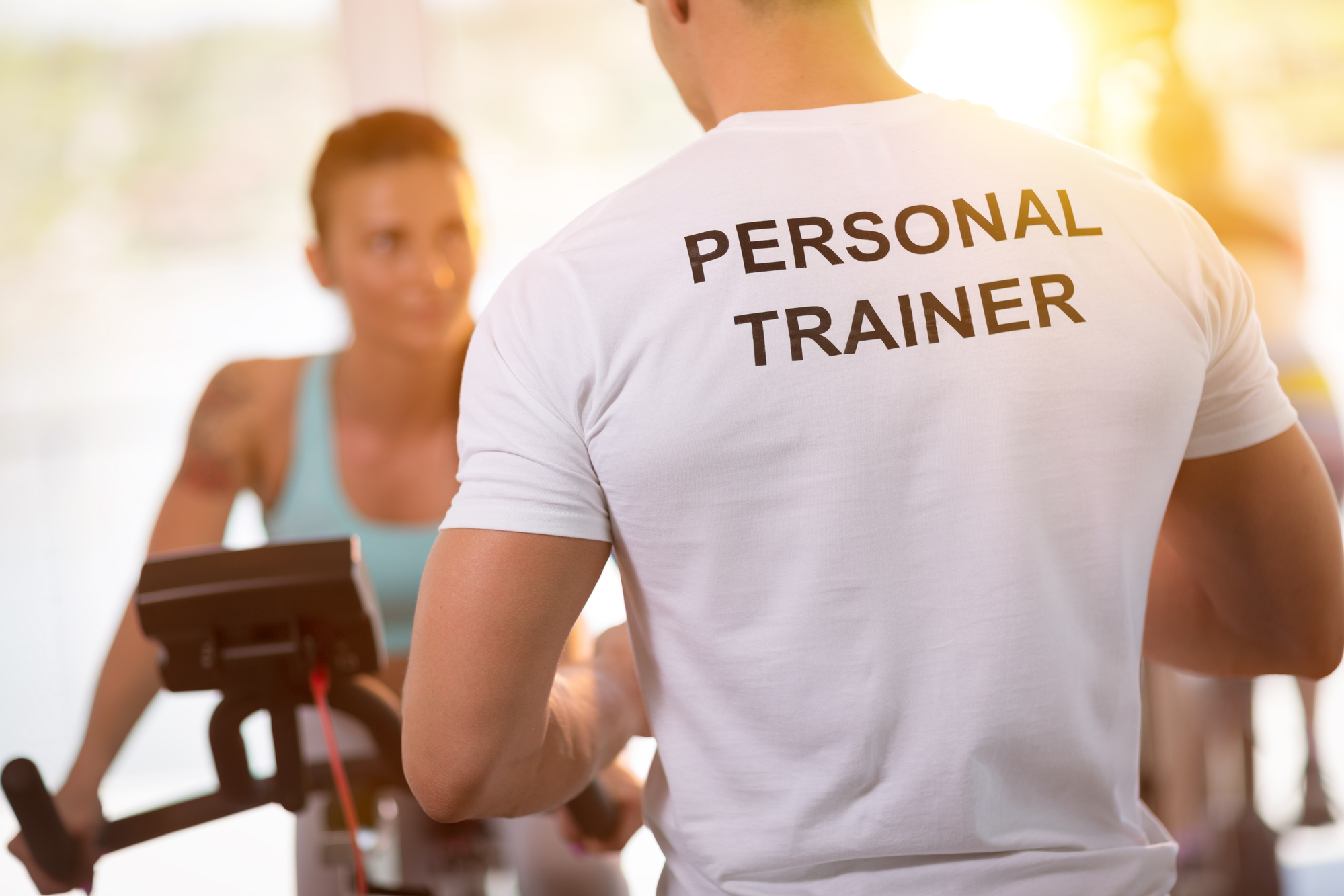 Personal trainer on training with client